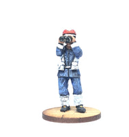 TW-15a - British Trooper with Binoculars